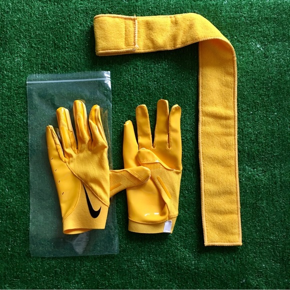 Nike Other - NEW NFL NIKE VAPOR KNIT 4.0 MAGNIGRIP+ WR FOOTBALL GLOVES WITH STREAMER TOWEL